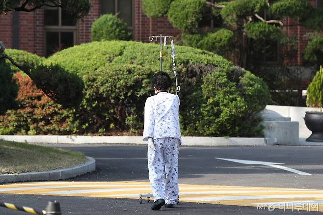 지방의 한 대학병원에서 환자가 산책하고 있다./사진=(뉴스1) 공정식 기자