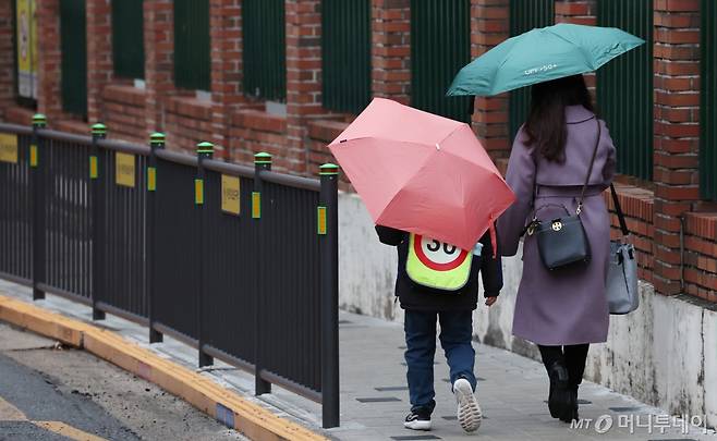 지난 2월 서울 시내의 한 초등학교에서 학생이 등교를 하고 있다/사진=뉴스1 /사진=(서울=뉴스1) 김민지 기자