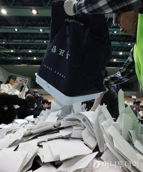[서울=뉴시스] 김진아 기자 = 10일 오후 서울 관악구 서울대학교 종합체육관에 마련된 제22대 국회의원 선거 개표소에서 관계자들이 개표작업을 하고 있다. 2024.04.10. bluesoda@newsis.com /사진=김진아