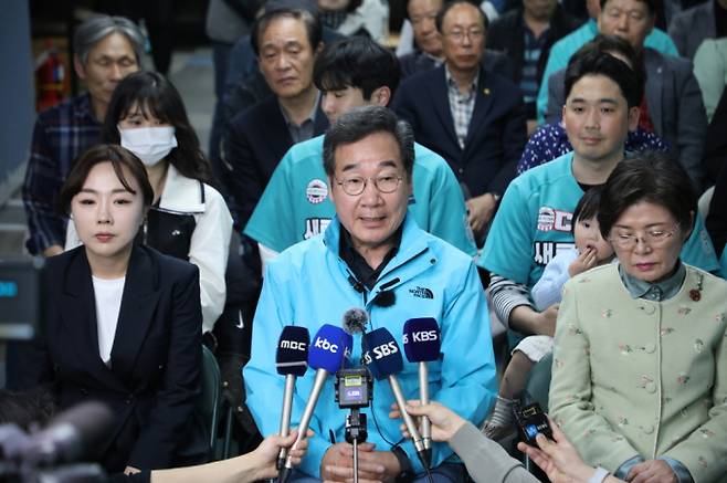 제22회 국회의원 선거일인 10일 오후 광주 광산구 수완동에 위치한 이낙연 새로운미래 대표(광주 광산구을 후보자) 사무실에서 이 후보와 캠프 관계자들이 출구조사 결과를 시청한 뒤 취재진과 인터뷰하고 있다.