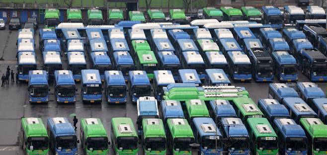 서울 시내버스가 노사 협상 결렬로 지난달 28일 오전 4시부터 12년 만에 총파업에 돌입했다가 11시간 만에 협상 타결로 운행을 재개했다. /사진=뉴시스