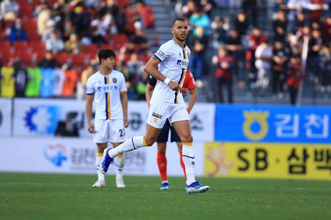 지난 4월6일 K리그1 6라운드 김천전 광주FC 빅톨선수 그라운드를 누비고 있다./사진=한국프로로축구연맹