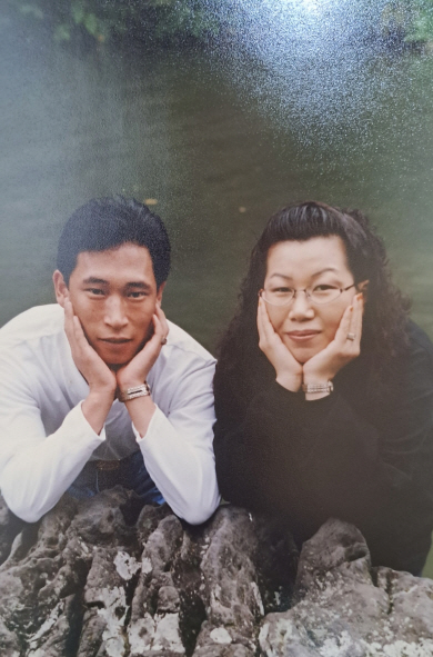 지난 2011년 장기기증을 하고 떠난 고 김화섭(왼쪽) 씨와 아내 신광희 씨가 1995년 신혼여행으로 갔던 제주도에서 찍은 사진.  사랑의장기기증운동본부 제공