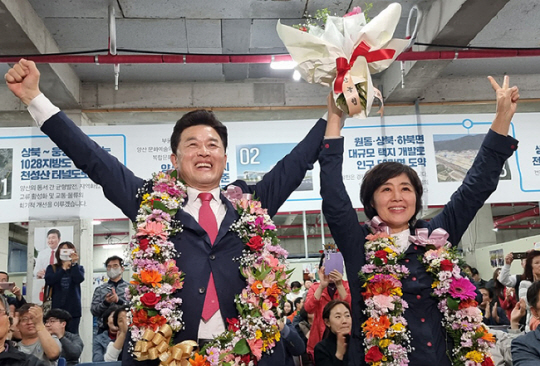 윤영석 제22대 국회의원 경남 양산을 당선인이 10일 오후 경남 양산시 선거 사무실에서 당선이 확실시되자 지지자들로부터 꽃다발을 받고 환호하고 있다. 양산뉴스파크 제공 뉴시스