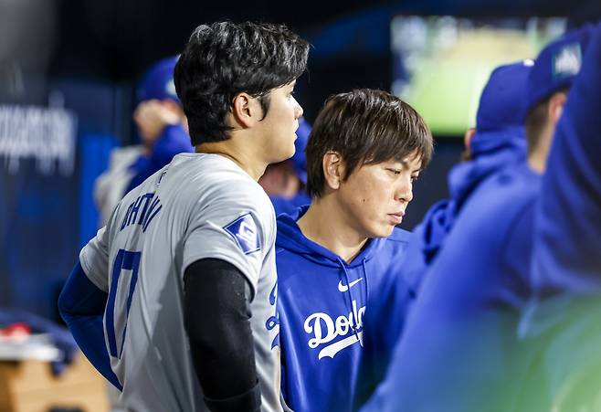 지난 20일 오후 서울 고척스카이돔에서 열린 미국프로야구(MLB) 공식 개막전 LA다저스 대 샌디에이고 파드리스 1차전 경기에서 LA다저스 오타니 쇼헤이와 통역사 미즈하라 잇페이가 경기를 지켜보고 있다. [연합]