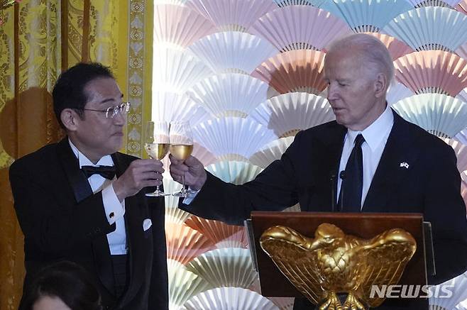 [워싱턴=AP/뉴시스] 조 바이든(오른쪽) 미국 대통령과 기시다 후미오 일본 총리가 10일(현지시각) 백악관에서 열린 국빈 환영 만찬 중 건배하고 있다. 2024.04.11.