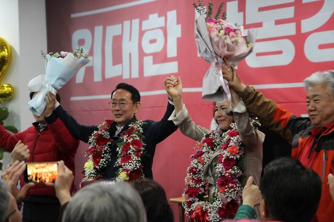 제22대 국회의원선거일인 10일 오후 부산 강서구에 출마한 국민의힘 김도읍 후보가 본인의 선거사무소에서 당선이 확실시되자 꽃다발을 들고 기뻐하고 있다. 연합뉴스