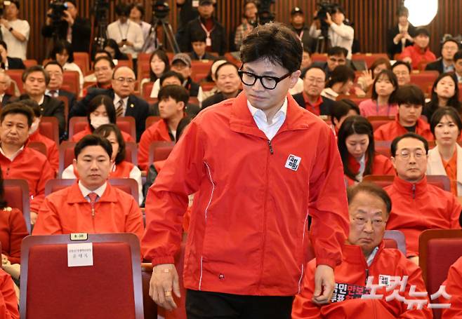 한동훈 국민의힘 총괄선대위원장이 10일 서울 여의도 국회도서관에 마련된 국민의힘 제22대 국회의원선거 개표상황실에서 출구조사 결과를 시청한 뒤 상황실을 나서고 있다. 황진환 기자