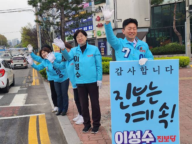 이성수 후보 부부와 지지자들이 11일 아침 조례 4거리에서 시민들과 만나고 있다. 진보당 제공