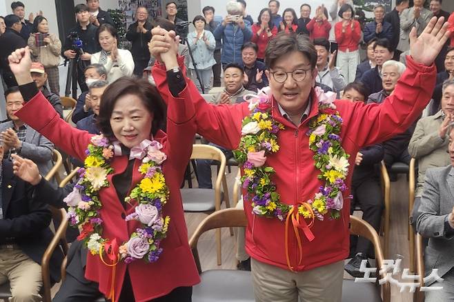 당선이 확실시되면서 선거사무소에 모인 지지자들과 함께 기뻐하고 있는 국민의힘 권성동 후보. 전영래 기자