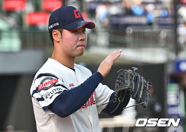 [OSEN=부산, 이석우 기자]롯데 자이언츠 전미르가 6회초 2사 2,3루 삼성 라이온즈 김현준을 삼진으로 잡고 박수를 치고 있다. 2024.04.10 / foto0307@osen.co.kr