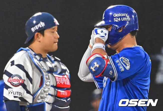 [OSEN=부산, 이석우 기자] 11일 부산 사직구장에서 2024 신한 SOL 뱅크 KBO 리그 롯데 자이언츠와 삼성 라이온즈의 경기가 열렸다. 3연전 스윕을 위해 삼성 라이온즈는 레예스를 선발로 스윕패를 막으려는 롯데 자이언츠는 이인복을 선발로 내세웠다.삼성 라이온즈 강민호가 2회초 1사 3루 좌월 2점 홈런을 치고 세리머니를 하고 있다. 2024.04.11 / foto0307@osen.co.kr