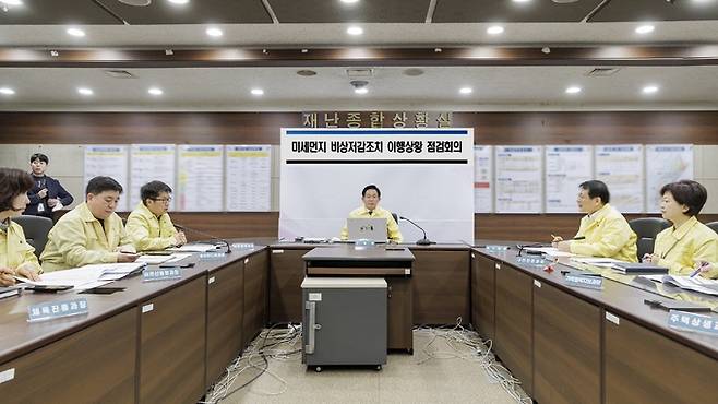지난해 3월 오전 미세먼지 주의보가 발령돼 박강수 마포구청장이 비상저감조치 점검회의를 열었다. 마포구