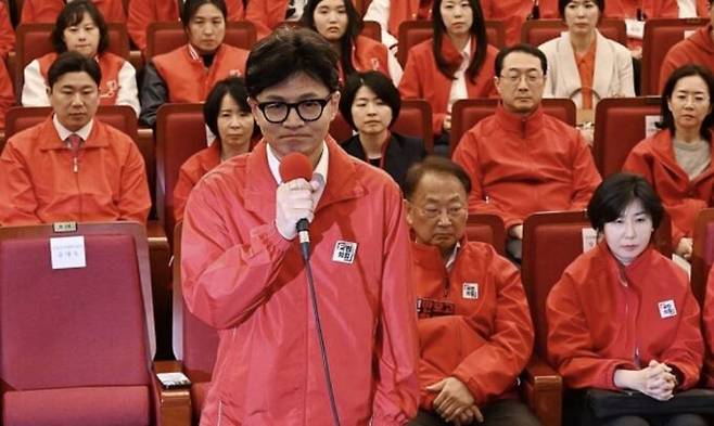 국민의힘 한동훈 비상대책위원장이 지난 10일 서울 여의도 국회 도서관에 마련된 제22대 국회의원선거(총선) 개표상황실에서 개표 예측 결과를 보고 난 뒤 입장을 밝히고 있다. 공동취재사진