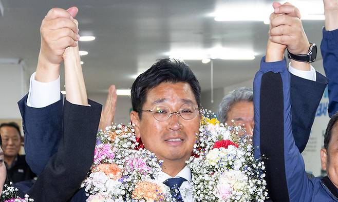 더불어민주당 울산 동구 김태선 당선자가 10일 선거사무소에서 당선이 확실시되자 꽃목걸이를 목에 걸고 환호하고 있다. 울산=연합뉴스