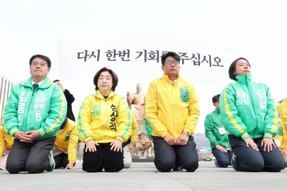 심상정(왼쪽 두 번째) 의원. 뉴스1