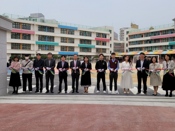 11일 연희중학교 정문 완공식에 참석한  김용일 의원(왼쪽에서 다섯 번째)