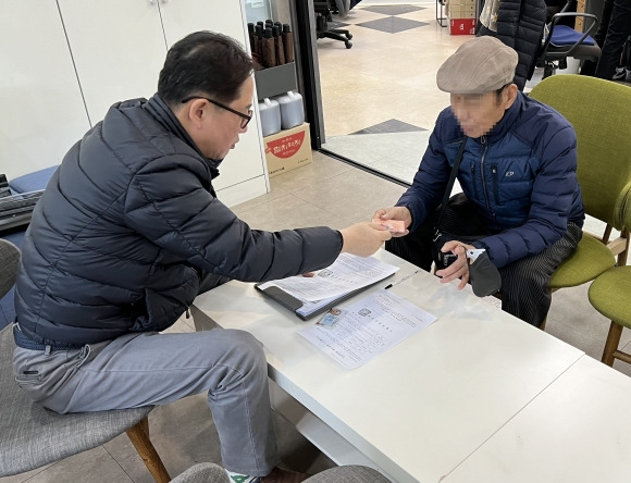 서울 영등포구 신길7동 주민센터에서 한 어르신이 운전면허 반납 후 교통카드를 지원받고 있다. 영등포구 제공