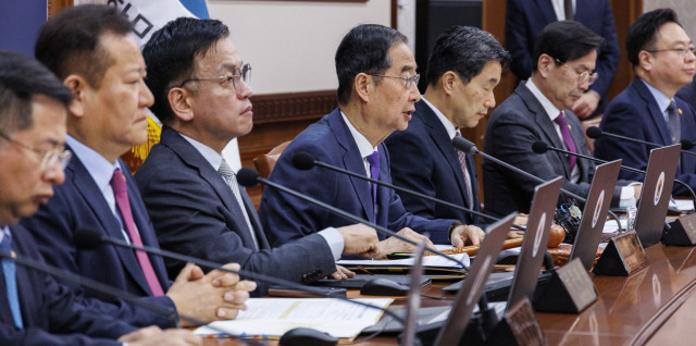 한덕수 국무총리가 11일 오전 서울 종로구 정부서울청사에서 열린 국무회의에 참석해 22대 국회의원 선거 결과와 관련한 발언을 하고 있다. 연합뉴스