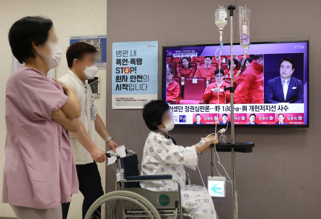 의대 증원을 둘러싼 의정갈등이 이어지고 있는 11일 오전 서울 한 대학병원에서 내원객들이 총선 관련 방송을 지켜보고 있다. 연합뉴스