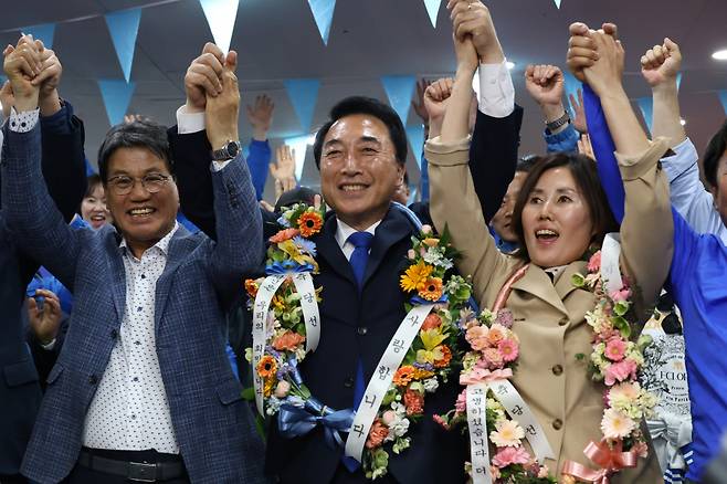 제22대 국회의원선거 충남 공주시부여군청양군 더불어민주당 박수현 당선인이 11일 당선 소식을 듣고 기뻐하고 있다. ⓒ연합뉴스