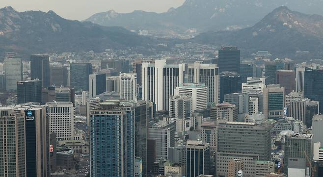 10일 한국무역협회에 따르면, 수출 기업 10곳 중 약 6곳은 영업이익을 온전히 이자로 쓰거나, 영업이익으로 이자도 채 내지 못하는 녹록지 않은 여건에 처해 있다는 조사 결과가 나왔다. ⓒ 연합뉴스