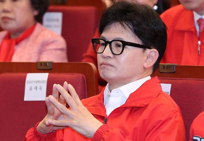 국민의힘 한동훈 총괄선대위원장이 4월10일 서울 여의도 국회도서관에 마련된 국민의힘 제22대 국회의원선거 개표상황실에서 출구조사 결과를 시청하고 있다. ⓒ연합뉴스