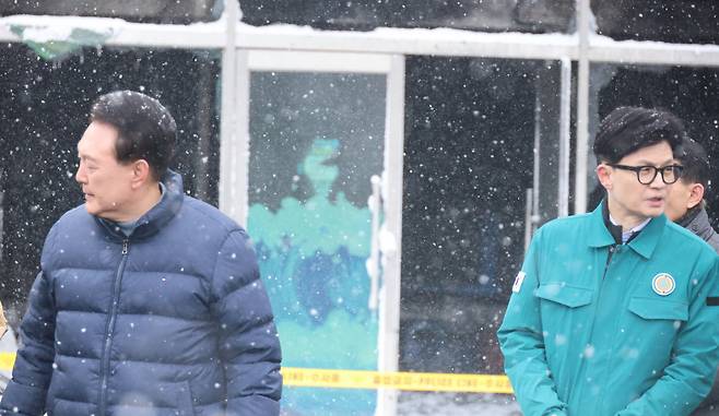지난 1월23일 오후 충남 서천군 서천읍 불이 난 서천특화시장을 찾은 윤석열 대통령과 국민의힘 한동훈 비대위원장이 시장을 둘러보고 있다.ⓒ연합뉴스