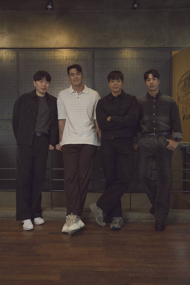 넷플릭스 예능 ‘피지컬: 100 시즌 2 - 언더그라운드’의 연출자 장호기PD(왼쪽부터), 출연자 안드레진, 아모띠, 홍범석. 사진 넷플릭스