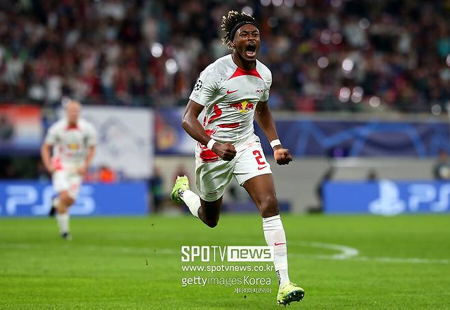 ▲ 라이프치히RB 수비수 모하메드 시마칸. 스카이스포츠 독일은 11일(한국시간) "토트넘이 시마칸 영입에 관심이 있으며 뉴캐슬 유나이티드와 경쟁을 벌일 것"이라고 전망했다. 다만 시마칸은 무려 7000만 유로 바이아웃이 걸려 있다.