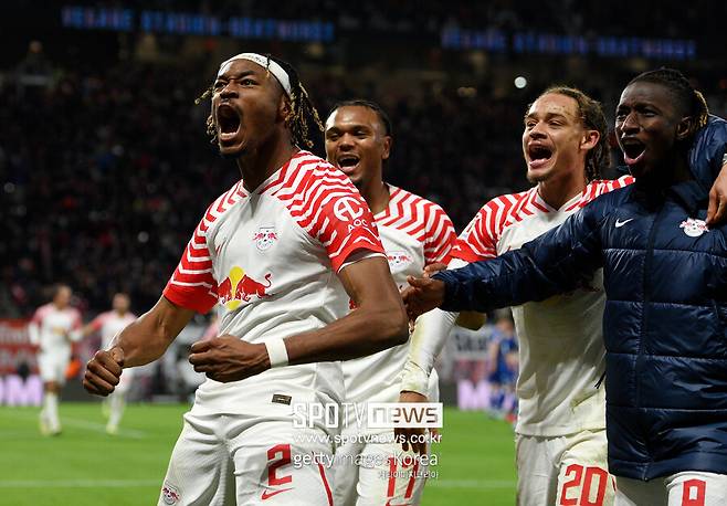 ▲ 라이프치히RB 수비수 모하메드 시마칸. 스카이스포츠 독일은 11일(한국시간) "토트넘이 시마칸 영입에 관심이 있으며 뉴캐슬 유나이티드와 경쟁을 벌일 것"이라고 전망했다. 다만 시마칸은 무려 7000만 유로 바이아웃이 걸려 있다.