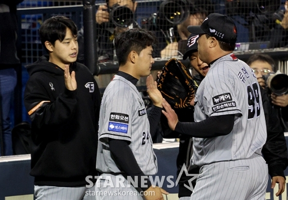 한화 이글스 투수 류현진(오른쪽)이 11일 서울 잠실구장에서 열리는 두산 베어스와 2024 신한 SOL뱅크 KBO리그 방문경기에 선발 등판해 이닝을 마치고 동료들의 격려 속에 더그아웃으로 향하고 있다. /사진=김진경 대기자