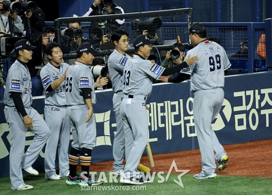 한화 이글스 투수 류현진(오른쪽)이 11일 서울 잠실구장에서 열리는 두산 베어스와 2024 신한 SOL뱅크 KBO리그 방문경기에 선발로 등판해 이닝을 마치고 동료들의 격려를 받고 있다.  /사진=김진경 대기자