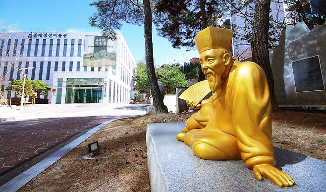 겸재정선미술관. 겸재의 그림 '독서여가도'의 겸재 모습을 조형물로 만들었다.