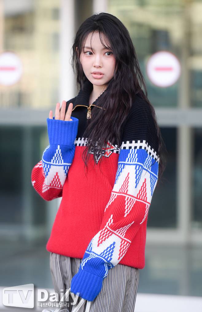 뉴진스 혜인 발등 미세골절