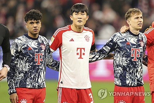 독일 최고의 축구전문지 키커는 김민재가 다가오는 13일(한국시간) FC쾰른과의 경기에서 벤치에 앉을 거라고 전망했다. 아스널과의 유럽축구연맹(UEFA) 챔피언스리그 8강 2차전을 앞두고 일부 로테이션이 가동될 것으로 예상되는 가운데, 김민재는 로테이션에도 들지 못했다. 김민재가 다요 우파메카노와 선발 출전했으나 충격적인 역전패를 당했던 하이덴하임전의 여파로 보인다. 사진 연합뉴스