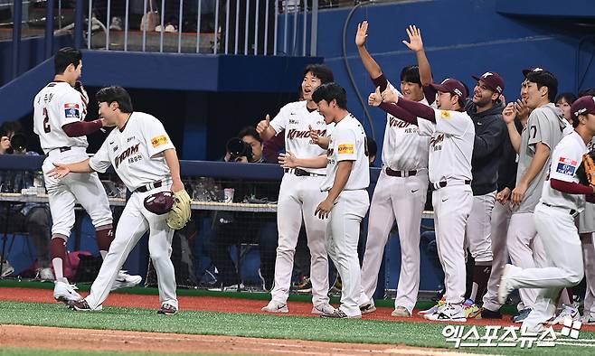 서울 구로구 고척스카이돔에서 열린 2024 신한 SOL뱅크 KBO 리그 한화 이글스와 키움 히어로즈의 경기, 10회초 2사 1,3루 키움 이주형이 한화 채은성의 플라이 타구를 잡아낸 뒤 선수들과 기뻐하고 있다. 엑스포츠뉴스DB