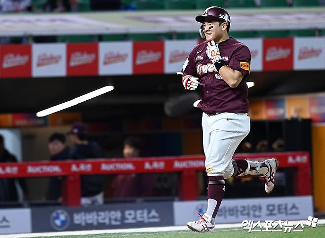 11일 오후 인천SSG랜더스필드에서 열린 2024 신한 SOL뱅크 KBO 리그 키움 히어로즈와 SSG 랜더스의 경기, 3회초 1사 1루 키움 최주환이 홈런을 날린 뒤 그라운드를 돌고 있다. 인천, 고아라 기자