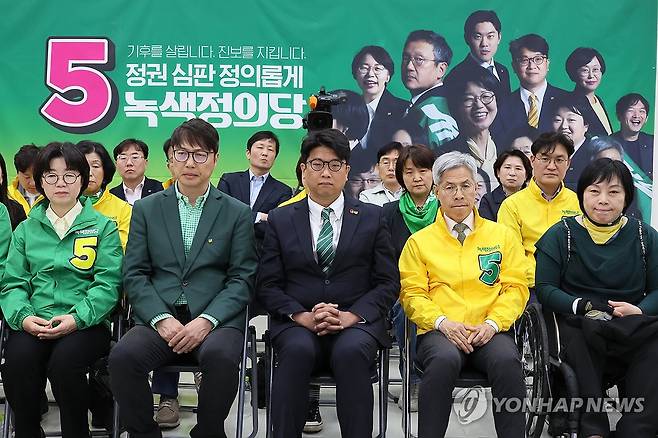 무거운 표정의 녹색정의당 지도부 (서울=연합뉴스) 이정훈 기자 = 녹색정의당 김준우·김찬휘 상임선대위원장이 10일 국회 개표상황실에서 굳은 표정으로 출구조사 결과를 지켜보고 있다. 2024.4.10 uwg806@yna.co.kr