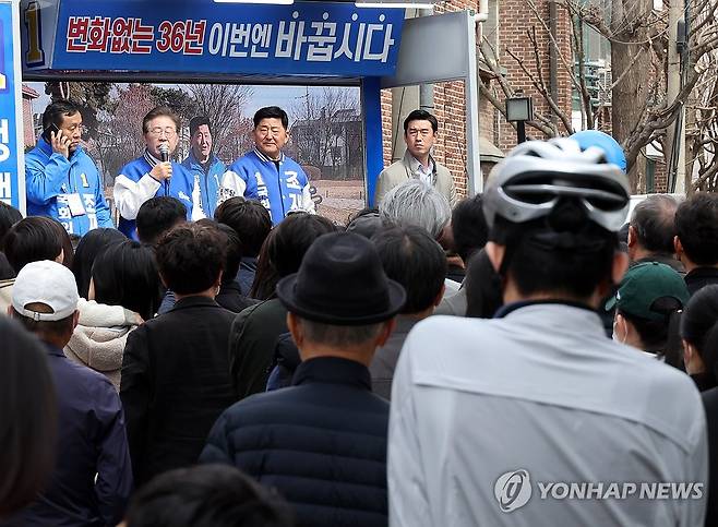 이재명, 선거운동 첫 주말 '접전지' 서울 한강벨트 집중 공략 [연합뉴스 자료사진]