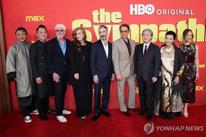 박찬욱 감독의 신작 미드 '동조자' 시사회 참석한 출연진과 박 감독(오른쪽에서 세 번째) [로이터=연합뉴스. 재판매 및 DB 금지]