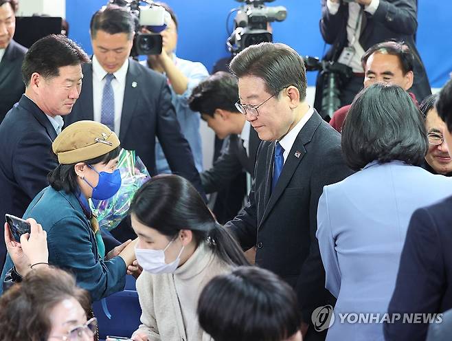 지지자와 인사하는 이재명 후보 (인천=연합뉴스) 임순석 기자 = 제22대 국회의원선거 인천 계양구을에 출마한 더불어민주당 이재명 대표가 11일 인천 계양구에 마련한 본인의 선거사무소에서 지지자와 인사하고 있다. 2024.4.11 [공동취재] soonseok02@yna.co.kr