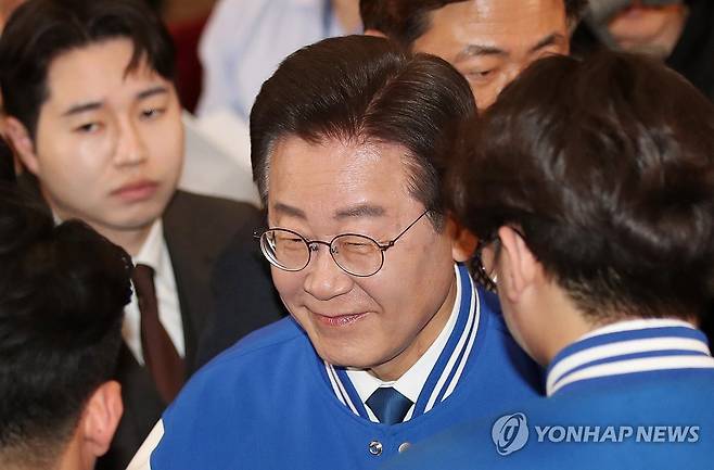 이재명의 미소 (서울=연합뉴스) 신준희 기자 = 더불어민주당 이재명 대표가 10일 국회 의원회관에 마련된 제22대 국회의원선거 개표상황실에서 출구조사 결과를 시청한 뒤 미소를 지으며 떠나고 있다.2024.4.10 [공동취재] saba@yna.co.kr