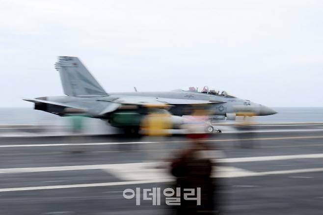 11일 제주 남방 공해상 ‘한미일 해상훈련’에서 미 해군의 니미츠급 핵추진 항공모함 시어도어 루스벨트함(CVN-71)의 F/A-18F 함재기가 힘차게 발진하고 있다. (사진=국방일보)