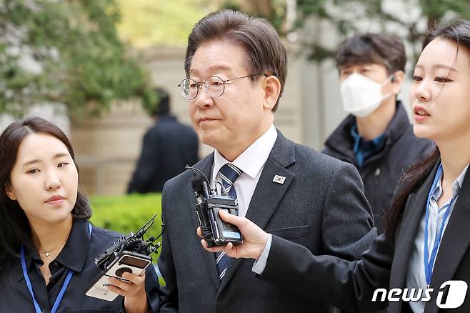 이재명 대표가 12일 공직선거법 위반 혐의 재판에 출석하기 위해 서울중앙지법에 들어서고 있다. 2024.4.12/뉴스1 ⓒ News1 민경석 기자