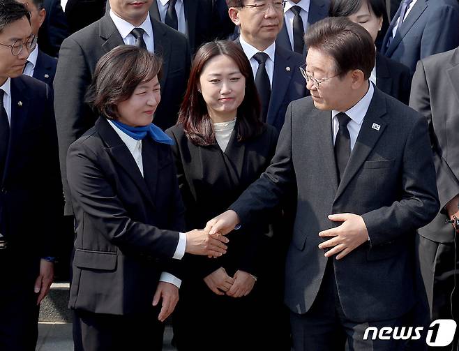 이재명 더불어민주당 대표가 12일 오전 동작구 국립서울현충원을 찾아 참배한 뒤 추미애 당선인과 악수를 나누고 있다.(공동취재) 2024.4.12/뉴스1 ⓒ News1 구윤성 기자