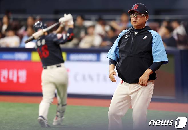 12일 오후 서울 고척스카이돔에서 열린 2024 신한은행 SOL뱅크 KBO리그 롯데 자이언츠와 키움 히어로즈의 경기, 7회초 1사 만루 상황 롯데 김태형 감독이 대타 작전을 지시하고 있다. 2024.4.12/뉴스1 ⓒ News1 이동해 기자