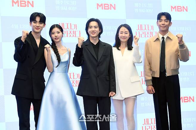 12일 서울 마포구 스탠포드호텔에서 열린 MBN 주말 미니시리즈 ‘세자가 사라졌다’ 제작발표회에서 출연 배우들이 취재진을 향해 포즈를 취하고 있다. 왼쪽부터 배우 김민규, 홍예지, 수호, 명세빈, 김주헌.‘세자가 사라졌다’는 왕세자가 세자빈이 될 여인에게 보쌈 당하면서 벌어지는 조선판 로맨스 코미디 드라마로 배우 수호, 홍예지, 명세빈, 김주헌, 김민규 등이 출연한다. 2024. 4. 12. 박진업 기자 upandup@sportsseoul.com