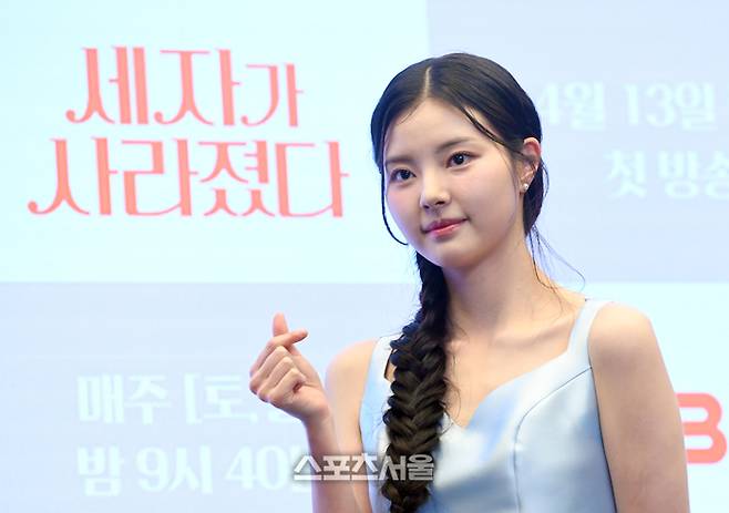 배우 홍예지가 12일 서울 마포구 스탠포드호텔에서 열린 MBN 주말 미니시리즈 ‘세자가 사라졌다’ 제작발표회에서 취재진을 향해 포즈를 취하고 있다. ‘세자가 사라졌다’는 왕세자가 세자빈이 될 여인에게 보쌈 당하면서 벌어지는 조선판 로맨스 코미디 드라마로 배우 수호, 홍예지, 명세빈, 김주헌, 김민규 등이 출연한다. 2024. 4. 12. 박진업 기자 upandup@sportsseoul.com