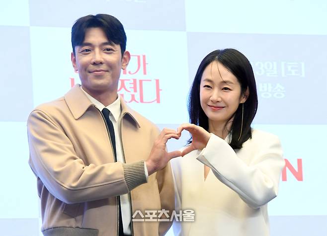 배우 김주헌(왼쪽)과 명세빈이 12일 서울 마포구 스탠포드호텔에서 열린 MBN 주말 미니시리즈 ‘세자가 사라졌다’ 제작발표회에서 취재진을 향해 포즈를 취하고 있다. ‘세자가 사라졌다’는 왕세자가 세자빈이 될 여인에게 보쌈 당하면서 벌어지는 조선판 로맨스 코미디 드라마로 배우 수호, 홍예지, 명세빈, 김주헌, 김민규 등이 출연한다. 2024. 4. 12. 박진업 기자 upandup@sportsseoul.com